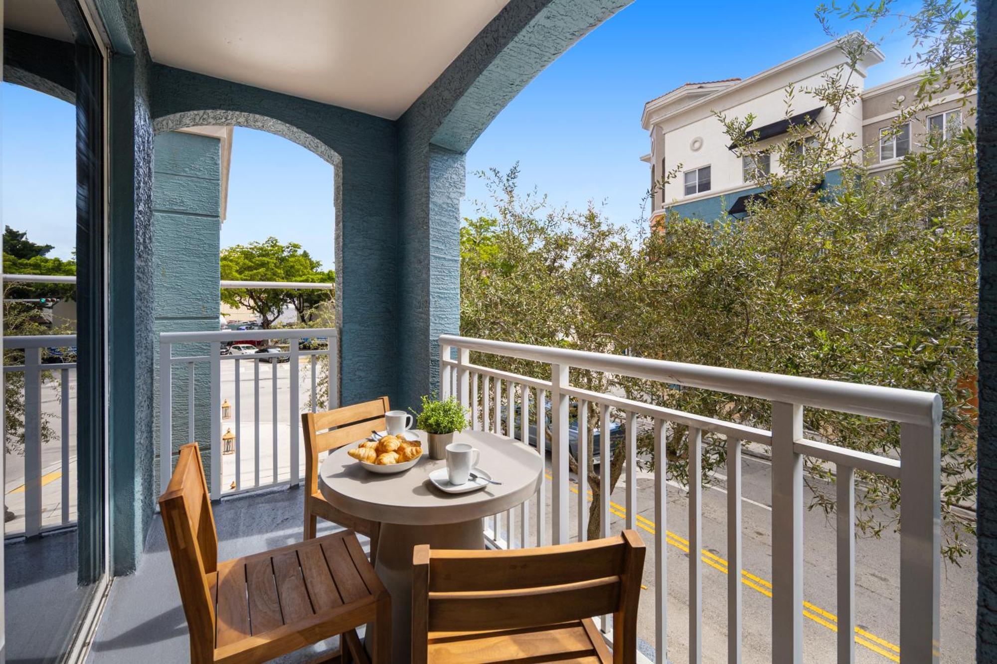Dharma Home Suites South Miami At Red Road Commons Exterior foto
